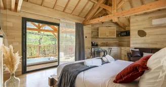 Domaine des Cabanes Suspendues : cabane SPA Laurier Domaine des Cabanes Suspendues : cabane SPA Laurier