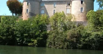 vue-sur-le-château-de-Mauriac vue-sur-le-château-de-Mauriac