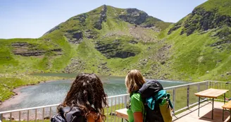 Profiter de la terrasse du refuge avec vue sur le lac d'Arlet Profiter de la terrasse du refuge avec vue sur le lac d'Arlet