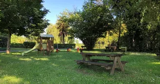 Les tables de pique-nique à l'ombre Les tables de pique-nique à l'ombre