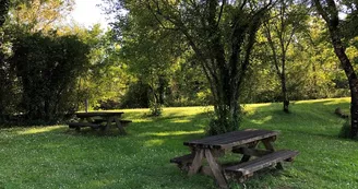 Les tables de l'aire de pique-nique du Duellas Les tables de l'aire de pique-nique du Duellas
