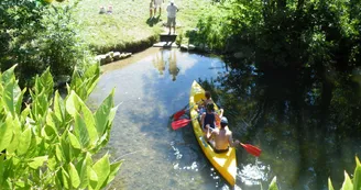 canoe prêt du bord de dronne