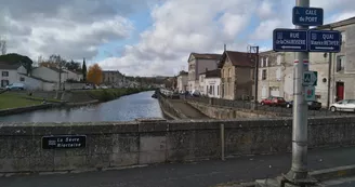 La cale du port et son canal navigable à Niort