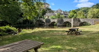 Vigeois - Table pique-nique Vieux Pont