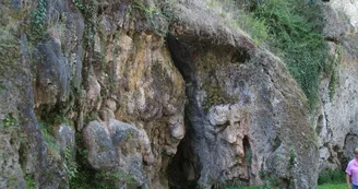 piton rocheux sous l'église de Sourzac