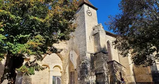 église de Sourzac avec son pigeonnier et son presbytère