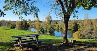 aire camping car avec vue sur la rivière Isle