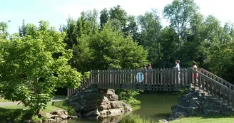 Le petit pont en bois à la base de loisirs Le petit pont en bois à la base de loisirs