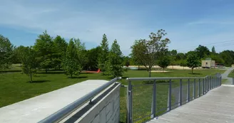La vue sur la base de loisirs depuis la passerelle La vue sur la base de loisirs depuis la passerelle