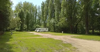 Aire de camping-cars-Château-Larcher-Stéphanie Moreau-CCVC Aire de camping-cars-Château-Larcher-Stéphanie Moreau-CCVC
