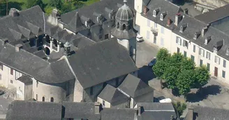 7- Vue aérienne de l'ensemble église, cloître