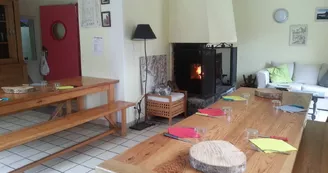 Gîte de Lhers - Salle à manger, salon et cheminée