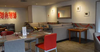 Nicey Lounge 3.JPG