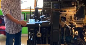 Roland Méchin expliquant la lino.jpg