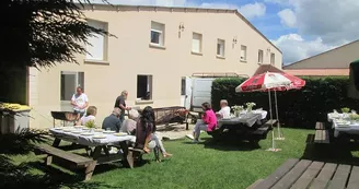Ferme équestre de Lagesse- Pelouse salle du manège Ferme équestre de Lagesse- Pelouse salle du manège