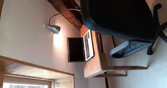 Espace télétravail sous mansarde.jpg Espace télétravail sous mansarde.jpg