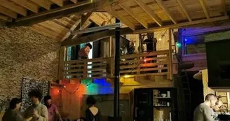 la mezzanine avec son filet tendu et ses deux hamacs la mezzanine avec son filet tendu et ses deux hamacs