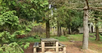 Table de pique-nique à l'étang de l'Auradou Table de pique-nique à l'étang de l'Auradou