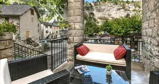 AUBERGE DE LA CASCADE AUBERGE DE LA CASCADE