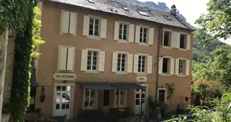 Façade rue depuis gîte