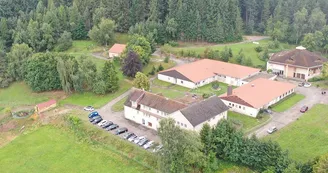 Vue aérienne du domaine sur 4 hectares. Vue aérienne du domaine sur 4 hectares.