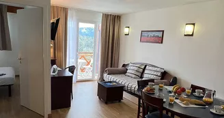 vacanceole-residence-p2000-font-romeu-2pc6v-renove-salon-vue-balcon-entree-chambre vacanceole-residence-p2000-font-romeu-2pc6v-renove-salon-vue-balcon-entree-chambre