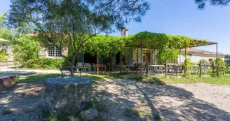 Location de salles Chez Tata Simone à Mouriès Vue extérieure Location de salles Chez Tata Simone à Mouriès Vue extérieure