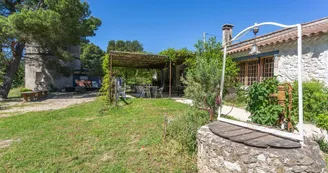 Location de salles Chez Tata Simone à Mouriès Jardin Location de salles Chez Tata Simone à Mouriès Jardin