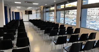 Salle de sous-commission du centre de congrès de Cassis