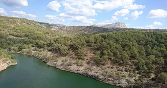 Lac Zola et Montagne Sainte Victoire Lac Zola et Montagne Sainte Victoire