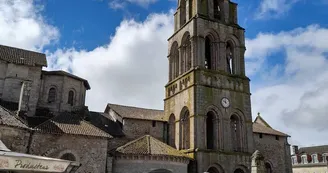 marché hebdomadaire de Saint Léonard de Noblat devant la collégiale et dans le centre historique marché hebdomadaire de Saint Léonard de Noblat devant la collégiale et dans le centre historique