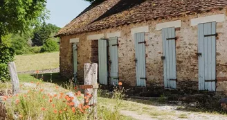 la-bastide-sfeerfoto-pad naar het-speelveld-met-zwembad-mooie-franse-blauwe-deurtjes-430