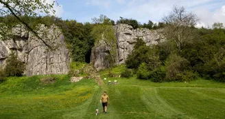 Vallée de l'Erve près des Grottes de Saulges en Mayenne Vallée de l'Erve près des Grottes de Saulges en Mayenne