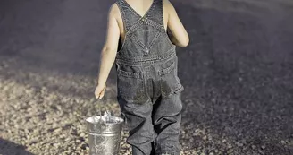 petit garçon allant à la pêche petit garçon allant à la pêche