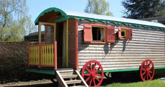 Roulotte au Camping du Sans Souci à Fresnay-sur-Sarthe - extérieur Roulotte au Camping du Sans Souci à Fresnay-sur-Sarthe - extérieur