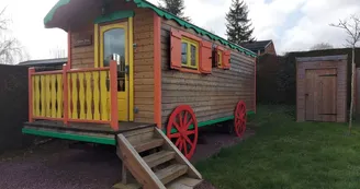 Roulotte au Camping du Sans Souci à Fresnay-sur-Sarthe - extérieur Roulotte au Camping du Sans Souci à Fresnay-sur-Sarthe - extérieur