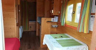Roulotte au Camping du Sans Souci à Fresnay-sur-Sarthe - intérieur Roulotte au Camping du Sans Souci à Fresnay-sur-Sarthe - intérieur