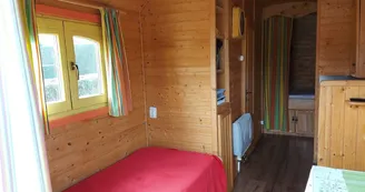 Roulotte au Camping du Sans Souci à Fresnay-sur-Sarthe - intérieur Roulotte au Camping du Sans Souci à Fresnay-sur-Sarthe - intérieur