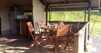 Lodges au Camping du Sans Souci à Fresnay-sur-Sarthe - terrasse Lodges au Camping du Sans Souci à Fresnay-sur-Sarthe - terrasse