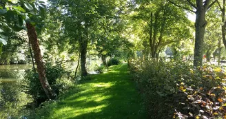 Camping du Sans Souci - Fresnay-sur-Sarthe - emplacements rivière Camping du Sans Souci - Fresnay-sur-Sarthe - emplacements rivière