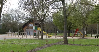 Camping du Sans Souci - Fresnay-sur-Sarthe - emplacements aire de jeux Camping du Sans Souci - Fresnay-sur-Sarthe - emplacements aire de jeux