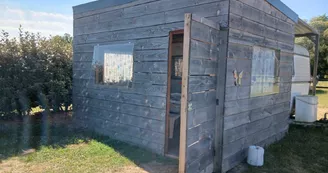 location caravane avec auvent en bois