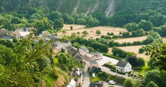 Vue sur le village de Saint-Léonard-des-Bois depuis le Mont Narbonne Vue sur le village de Saint-Léonard-des-Bois depuis le Mont Narbonne