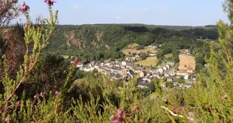 Vue sur le village de Saint-Léonard-des-Bois depuis le Mont du Haut Fourché Vue sur le village de Saint-Léonard-des-Bois depuis le Mont du Haut Fourché