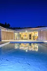 piscine exérieure face au POLE BIEN ETRE